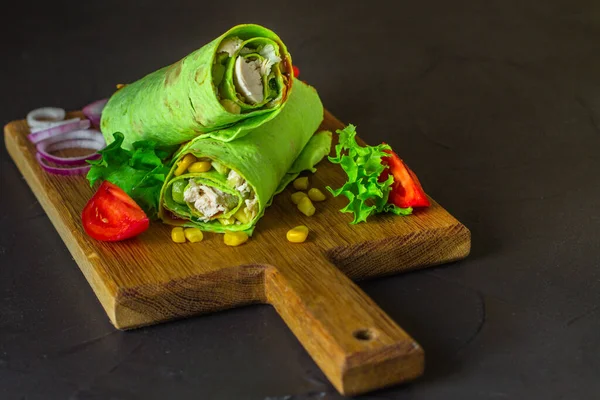 Grünes Brötchen Mit Huhn Und Gemüse — Stockfoto