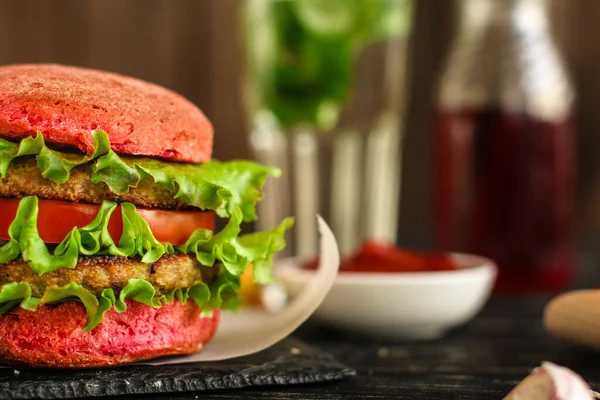 テーブルの上に野菜とチーズのおいしいハンバーガーのクローズアップ — ストック写真