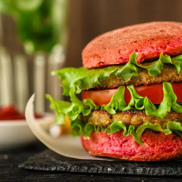 Primer Plano Una Deliciosa Hamburguesa Con Verduras Queso Mesa — Foto de Stock