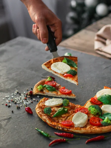 Colpo Ritagliato Persona Che Serve Pizza Con Mozzarella Basilico Verdure — Foto Stock