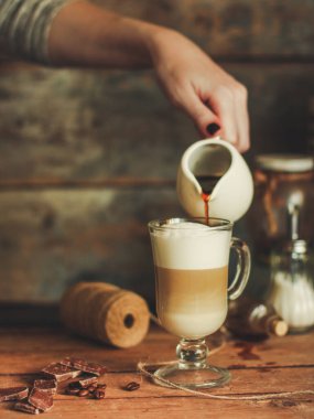 Şeffaf bardakta Latte.