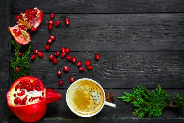 Nar tohumlu bir fincan kahve.