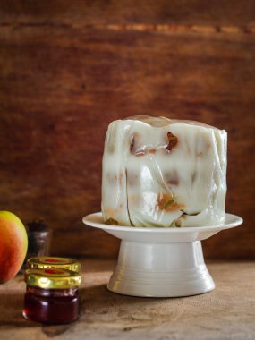 Kremalı beyaz çikolatalı pasta. 