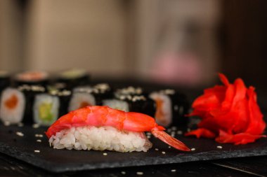 Masada nefis suşi seti, geleneksel Asya mutfağı.