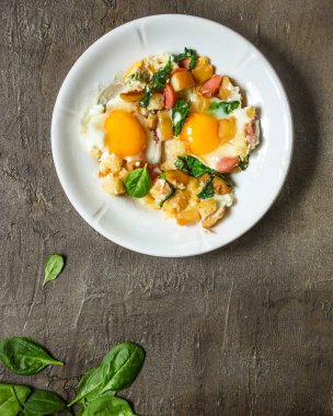 Ahşap arka planda sebzeli sahanda yumurta. en üstteki görünüm.