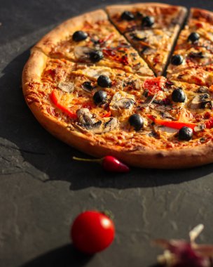 pizza, mantar, zeytin, tavuk, domates sosu, peynir, (pizza malzemeleri). Sıcak pizza. Üst Manzara. Boşluğu kopyala