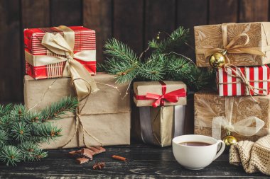 Tahta Arkaplanda Noel Hediyesi Kutuları