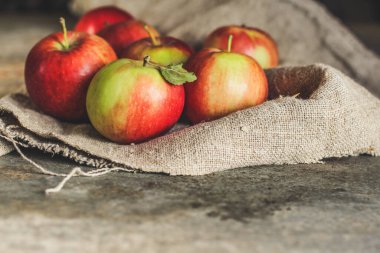 Olgun kırmızı elmalar.