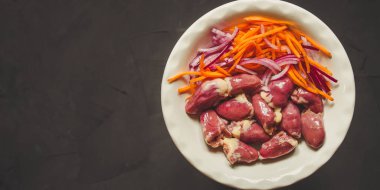 Çiğ tavuk kalbi. Kapat.