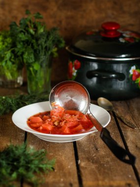 Kırmızı domates çorbası borş taze ilk yemek.
