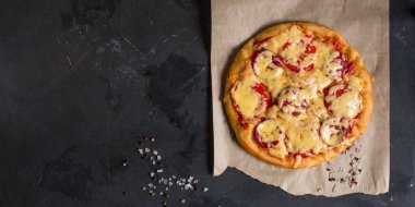 Ev yapımı salamlı ve peynirli pizza. 