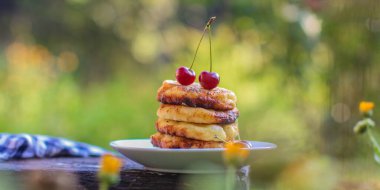 Taze böğürtlenli krepler ve ahşap arka planda bal. 