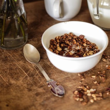 Sağlıklı kahvaltı masada.