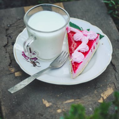 Kremalı ve çilekli beyaz pasta.