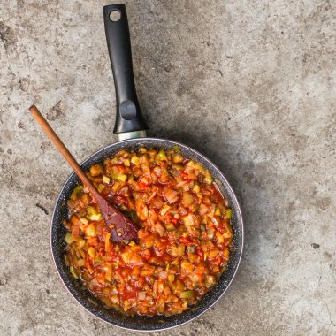 Tavada haşlanmış sebze.