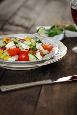 Tahta masada sebzeli salata.