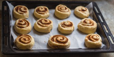 Ev yapımı tarçınlı çörek hazırlama