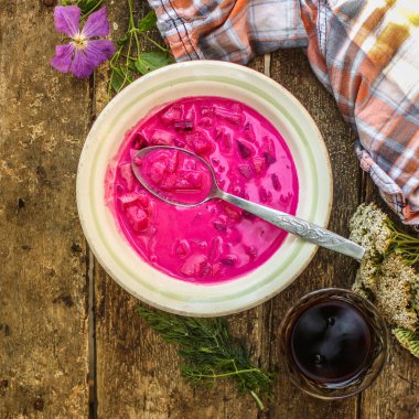 Pancar ve sebzeli pancar çorbası.