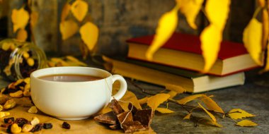 Sonbahar yapraklarında çikolata parçaları olan çay.