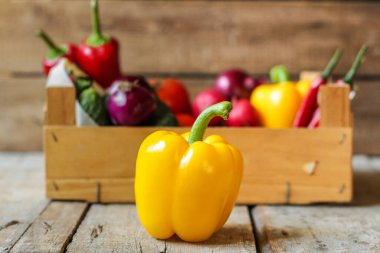 Tahta arka planda taze taze sebzeler