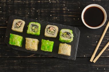 Masada nefis suşi seti, geleneksel Asya mutfağı.