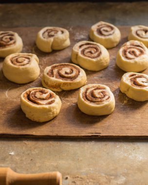Ev yapımı tarçınlı çörek hazırlama