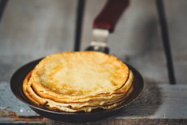 Ev yapımı krepler. Kapatın.