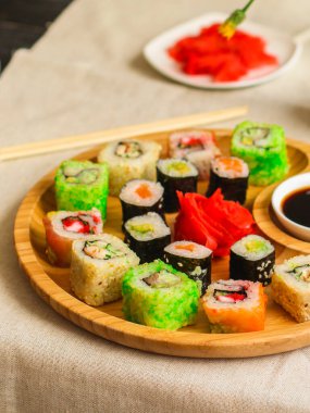 Masada nefis suşi seti, geleneksel Asya mutfağı.