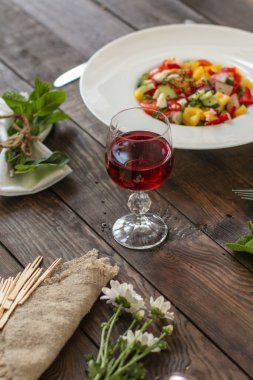 sebzeli salata ve kırmızı şarap.