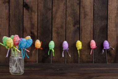 Ahşap arka planda paskalya dekoratif yumurtaları