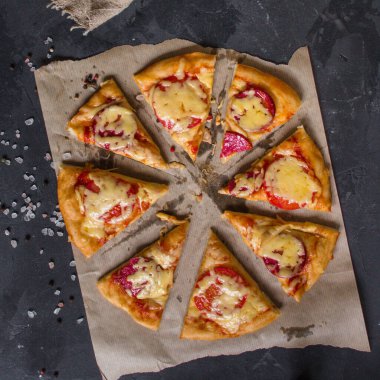 Ev yapımı salamlı ve peynirli pizza. 