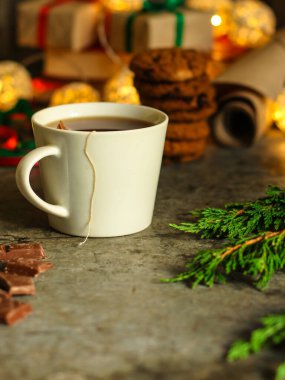 Noel arkaplanındaki bir fincan çayı kapat.