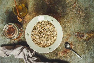 Yulaf gevreği, mısır gevreği, yulaf ezmesi, menü konsepti. yiyecek arka planı. 