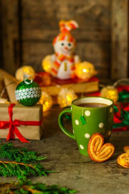 Noel arkaplanındaki bir fincan çayı kapat.