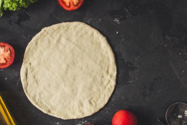 Ev yapımı pizza hazırlama malzemelerinin üst görünümü