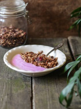 Sağlıklı kahvaltı masada.