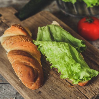 Jambonlu ve marullu sandviç. 