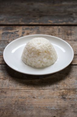 Pirinç domates sosu. Salsa sosu. Masada atıştırmalık yemek için hazır.