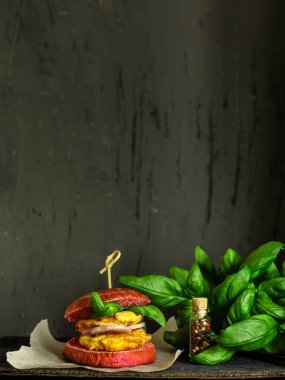 Kırmızı burger, etli sandviç ve pembe çörek.