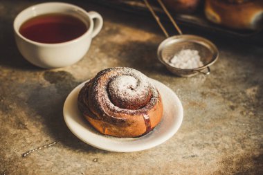 Taze pişmiş tarçınlı çörekleri yakın çekin.