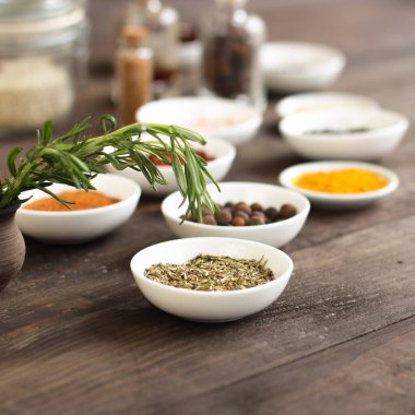 Tahta masadaki çeşitli baharatlar. 