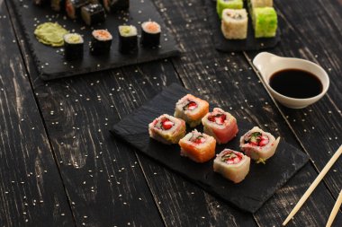 Masada nefis suşi seti, geleneksel Asya mutfağı.