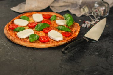 Siyah arka planda mozzarella, fesleğen ve sebzeli pizza. Yakın çekim görüntüsü. Boşluğu kopyala
