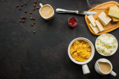 içeriğinde süt üst görünümü olan sereal