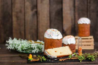 Paskalya pastası ve yumurtalı tatil kompozisyonu