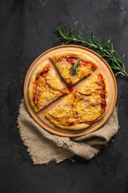 Ev yapımı salamlı ve peynirli pizza. 