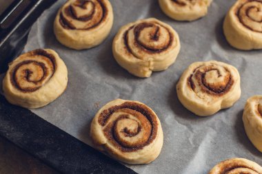 Ev yapımı tarçınlı çörek hazırlama