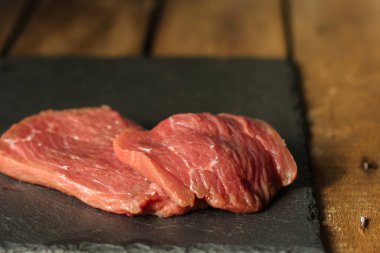 Malzemeli çiğ et dilimi. 