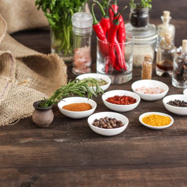 Tahta masadaki çeşitli baharatlar. 