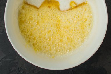 Beyaz köpüklü bir fincan çay.